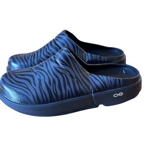 OOFOS OOcloog Womens 10 Men’s 8 Black Zebra Print Recovery Clog Slides Slippers